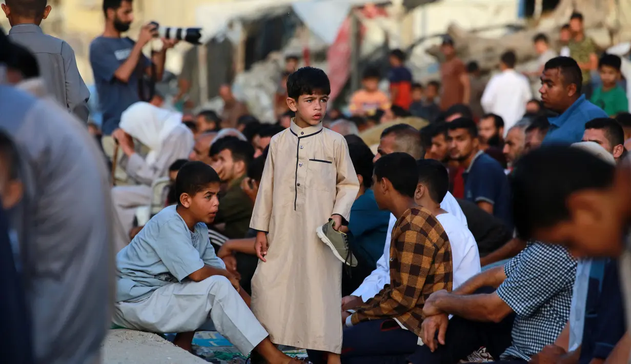 Jutaan warga terpaksa meninggalkan rumah mereka dan mengungsi di lokasi yang aman. (Bashar TALEB/AFP)