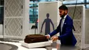 Petugas saat memasukkan tas penumpang ke mesin deteksi di Bandara Cologne-Bonn Konrad Adenaue, Jerman (15/11). Mesin ini akan secara otomatis mendeteksi benda-benda yang berpotensi bahaya. (REUTERS/Wolfgang Rattay)