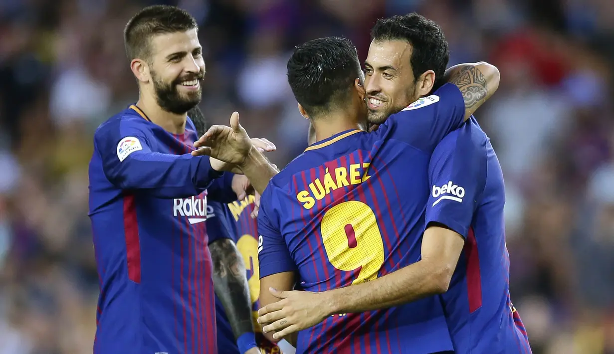 Para pemain Barcelona merayakan gol yang dicetak Sergio Busquets ke gawang Chapecoense  pada laga trofi Joan Gamper di Stadion Camp Nou, Barcelona, Senin (7/8/2017). Barcelona menang 5-0 atas Chapecoense. (AP/Manu Fernandez)