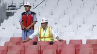 Menpora RI, Imam Nahrawi, duduk di tribun saat meninjau SUGBK di Senayan, Jakarta, Selasa (8/8/2017). Renovasi SUGBK ditargetkan rampung pada bulan Oktober 2017. (Bola.com/M Iqbal Ichsan)