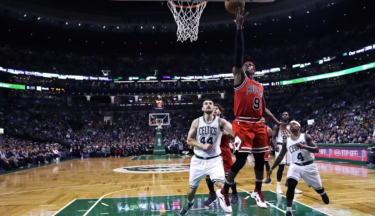 Chicago Bulls guard, Rajon Rondo #9 memasukan bola melewati hadangan pemain Boston Celtics  pada laga NBA basketball game di TD Garden, Boston, (2/11/2016). Boston menang 107-100.  (AP/Charles Krupa)