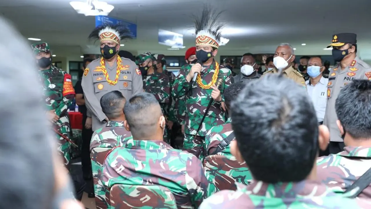 Panglima TNI Hadi Tjahjanto meninjau proses vaksinasi Covid-19 ke prajurit TNI AD di gedung PKK, Manokwari, Papua Barat.