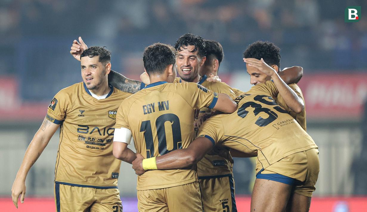 Pemain Dewa United merayakan kemenangan atas Indonesia All-Star dalam perebutan tempat ketiga Piala Presiden 2025 di Stadion Si Jalak Harupat, Kabupaten Bandung, pada Sabtu (12/7/2025) malam WIB. (Bola.com/Bagas Lazuardi)</p>
