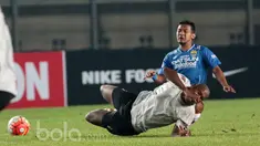 Persib Bandung menurunkan pemain muda seperti Zola dan Febri Haryadi saat mengalahkan Persela Lamongan 2-0 pada laga Grup 3 Piala Presiden 2017 di Stadion Si Jalak Harupat, Soreang, Kabupaten Bandung, Jumat (17/2/2017).  (Bola.com/Nicklas Hanoatubun)