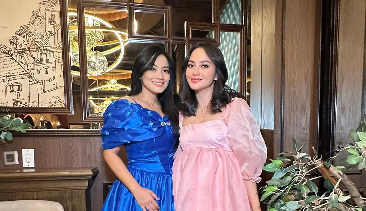 Titi Kamal tampil bak princess dengan dress panjang berwarna biru navy. Dress ini memiliki siluet off-the-shoulder dan rok ball gown yang cantik. [Foto: Instagram/titi_kamall]