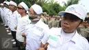 Massa FPI bersiaga di depan tempat ibadah jemaah Ahmadiyah yang disegel di Jalan Raya Muchtar Sawangan, Depok, Jawa Barat, Jumat (24/2). (Liputan6.com/Immanuel Antonius)