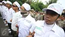 Massa FPI bersiaga di depan tempat ibadah jemaah Ahmadiyah yang disegel di Jalan Raya Muchtar Sawangan, Depok, Jawa Barat, Jumat (24/2). (Liputan6.com/Immanuel Antonius)
