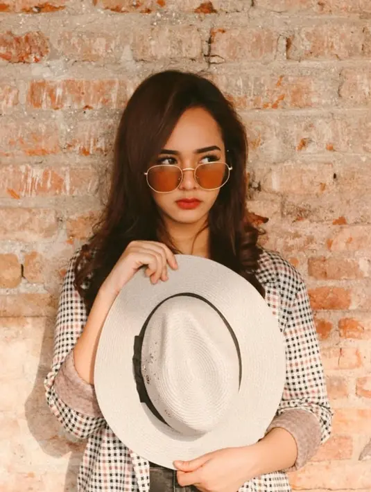 Perempuan kelahiran 15 Desember 2000 selalu bisa bergaya menawan. Gayanya ini selalu diselaraskan dengan penampilan Dianda dengan pakaian dan topi warna senada. Apalagi, dengan juga memakai kacamata, penampilan Dianda curi perhatian. (Liputan6.com/IG/@sabrindh)