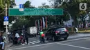 Kendaraan melintasi Jalan MH Thamrin, Jakarta, Senin (24/5/2020). Kepala Dinas Perhubungan Provinsi DKI Jakarta Syafrin Liputo mengungkapkan kebijakan ganjil genap terhadap sepeda motor belum akan diterapkan dan hanya berlaku bagi kendaraan roda empat. (Liputan6.com/Immanuel Antonius)