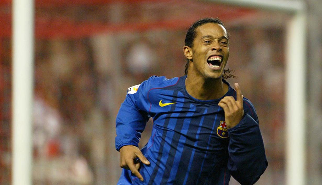 3. Ronaldinho. Saat masih bermain untuk PSG, bintang asal Brasil ini sempat diincar oleh MU. Dirinya diproyeksikan sebagai Brasil pertama di Setan Merah, namun sayang Gaucho lebih memilih bermain untuk Barcelona. (AFP/Cristina Quicler)