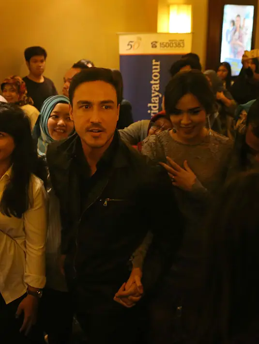 Tak ada satu kata pun yang keluar dari mulut Raisa dan Hamish terkait hubungan mereka. Namun lagi-lagi keduanya pamer kemesraan dengan bergandengan tangan melewati kerumunan orang di bioskop. (Nurwahyunan/Bintang.com)