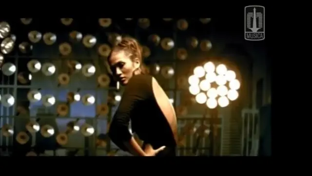 Karenina Anderson saat jadi model video klip (Foto: Youtube Musica Studio's)
