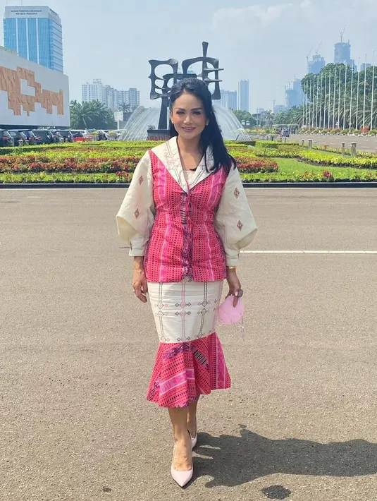 "Treatment DNA Ikan Salmon sampai Rp 1 miliar, emang bener Mi?" tanya Iis Dahlia. "Sekarang masuk akal nggak, buat wajah aja mau spent uang segitu banyak? Nggak masuk akal," jawab Krisdayanti. (Instagram/krisdayantilemos)