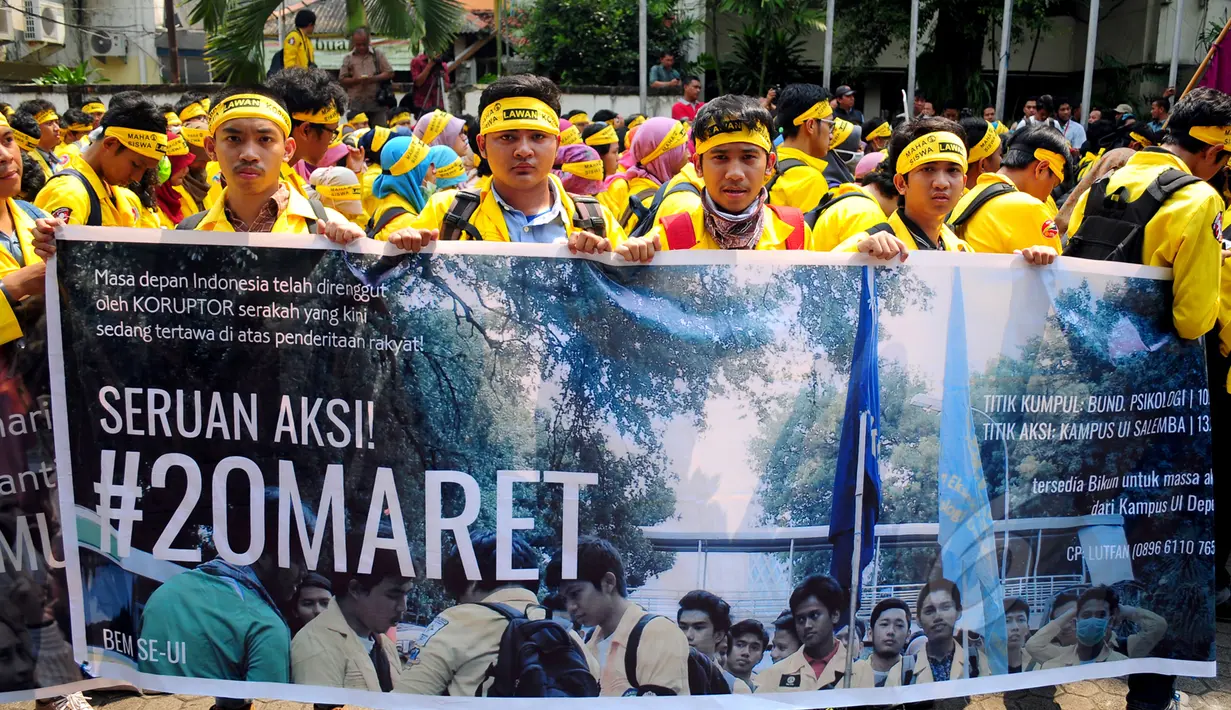 BEM dan Ikatan Alumni UI lintas almamater membentangkan spanduk saat menggelar Rapat Akbar Gerakan Anti Korupsi (GAK) Nasional di Kampus UI Salemba, Jakarta, Jumat (20/3/2015). (Liputan6.com/Yoppy Renato)