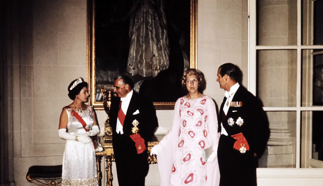 Dalam file foto ini diambil pada 18 Mei 1972 Ratu Elizabeth II dari Inggris (kiri), Presiden Prancis Georges Pompidou (kedua dari kiri), Ibu Negara Prancis Claude Pompidou (kedua dari kanan) dan Pangeran Philip dari Edinburgh (kanan) berpose selama resepsi di kedutaan Inggris selama kunjungan resmi lima hari Ratu di Prancis. (AFP Photo)