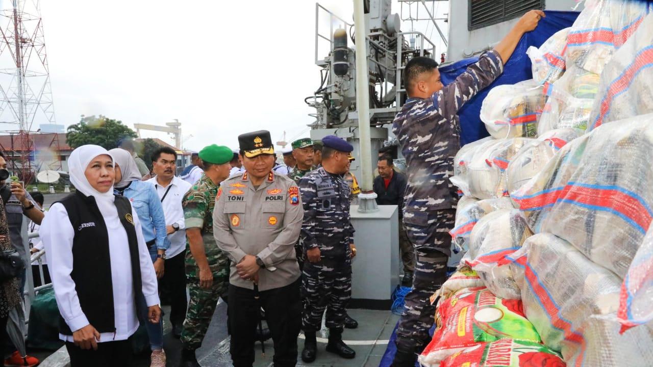 Khofifah memberangkatkan bantuan pangan untuk warga Puala Masalembu Sumenep melalui KRI Malahayati 362. (Dian Kurniawan/Liputan6.com)
