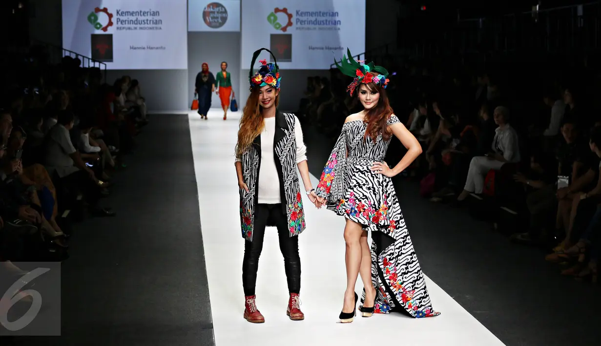 Model berpose pada parade fashion show yang menampilkan karya sejumlah desainer yang berpartisipasi di pembukaan Jakarta Fashion Week (JFW) 2016 di Senayan City, Sabtu (24/10/2015). (Liputan6.com/Imanuel Antonius)