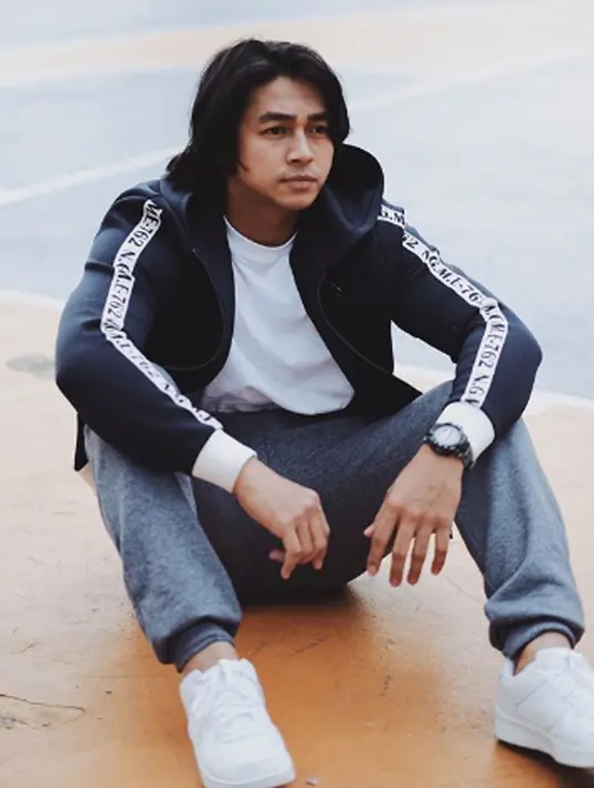 Sempat memiliki gaya rambut gondrong, Pria kelahiran tahun 1990 ini terlihat maskulin. (Liputan6.com/IG/devamahenra)