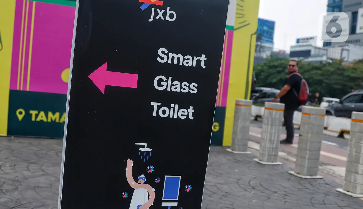 Toilet umum dengan metode "smart glasses" atau kaca tembus pandang dan memiliki fasilitas premium. (Liputan6.com/Angga Yuniar)