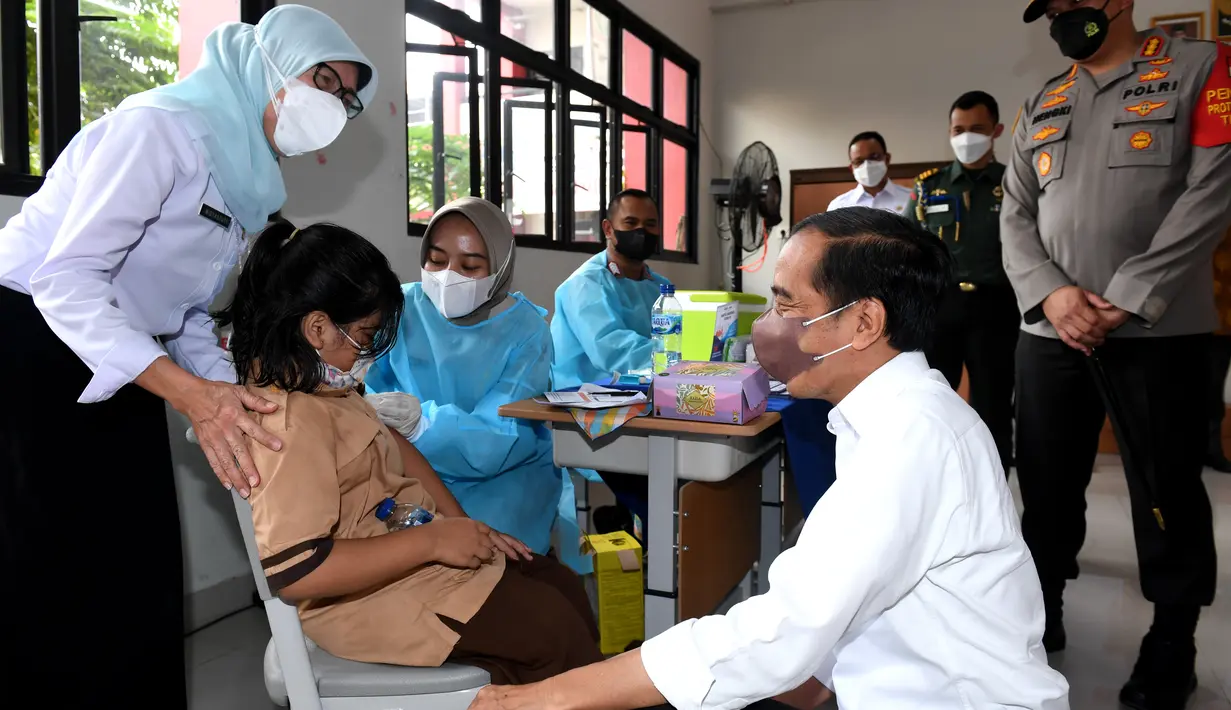 Presiden Joko Widodo meninjau langsung vaksinasi Covid-19 bagi anak-anak usia 6-11 tahun yang digelar di Kompleks SDN Cideng, Gambir, Jakarta, Rabu (15/12/2021). Vaksinasi bagi anak usia 6-11 tahun akan menyasar sekitar 26,5 juta anak di seluruh Indonesia. (Foto: Lukas-Biro Pers Sekretariat Presiden