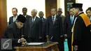 Mirza Adityaswara (kiri) menandatangani nota pelantikan sebagai Anggota Dewan Komisioner OJK di Sekretariat MA, Jakarta, Kamis (20/8/2015). Mirza diangkat berdasar SK Presiden No 61/P/2015 tanggal 23 Juli 2015. (Liputan6.com/Helmi Fithriansyah)