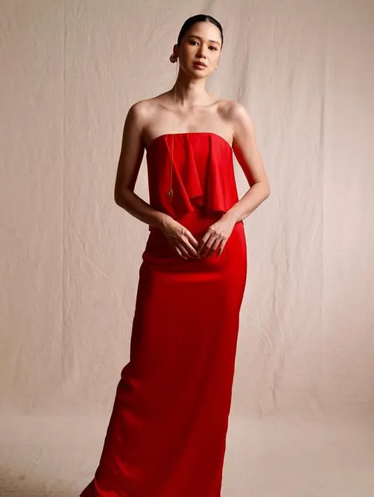 Laura Basuki tampil dengan dress tube merah panjang yang membuatnya tampil elegan. [@laurabas]