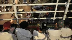 Sejumlah warga melaksanakan salat tarawih di atas Jembatan Penyebrangan Orang (JPO) Mushola Mifhtaul Jannah di Kawasan Pasar Gembrong, Jakarta, 5 Mei 2019. JPO yang biasa digunakan untuk akses menyeberang mendadak jadi area ibadah salat tarawih pada Ramadan 1440 H. (merdeka.com/Iqbal S. Nugroho)