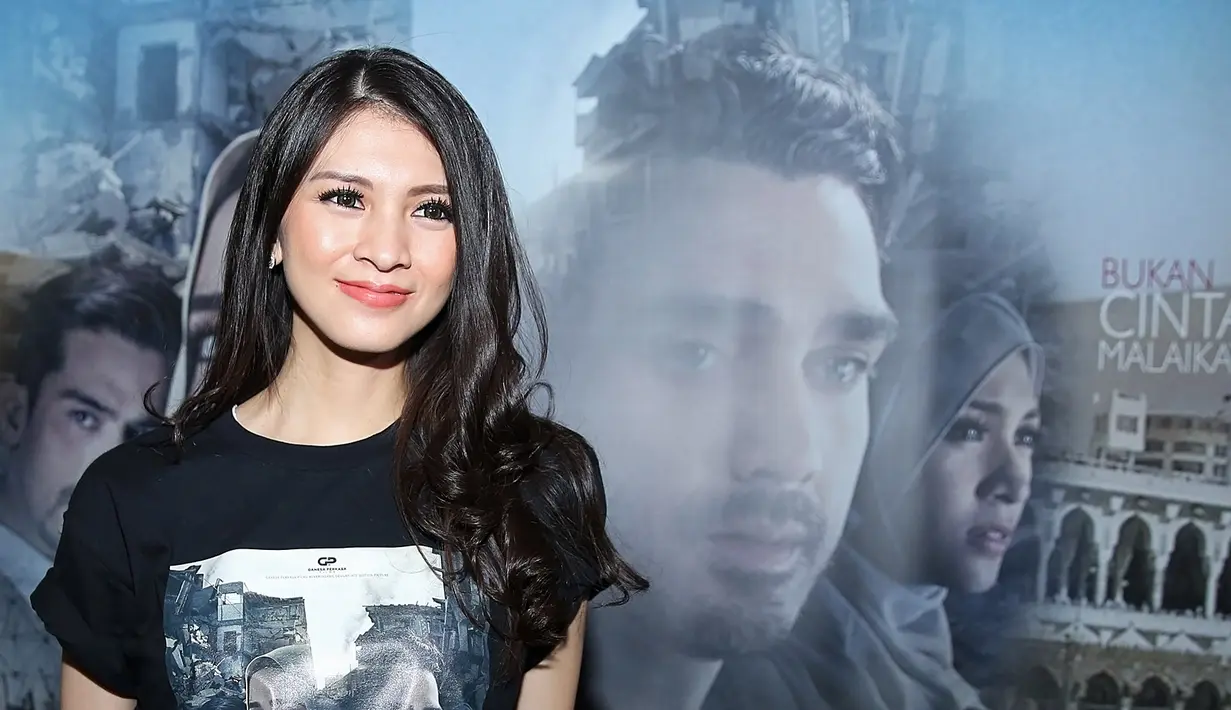 "Pas aku bilang boleh lihat nggak (skenarionya), baca ceritanya, aku langsung suka karena semua peran di sini bagus banget. Dari skenario ini aku banyak belajar," kata Donita di Epicentrum, Kuningan, Senin (10/7) malam. (Bambang E. Ros/Bintang.com)