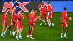 Para pemain Ajax Amsterdam ambil bagian dalam sesi latihan di stadion Luz, Lisbon, 22 Februari 2022. Ajax akan melawat ke markas Benfica pada babak 16 besar Liga Champions 2021/2022, Kamis (24/2) dini hari WIB. (PATRICIA DE MELO MOREIRA/AFP)