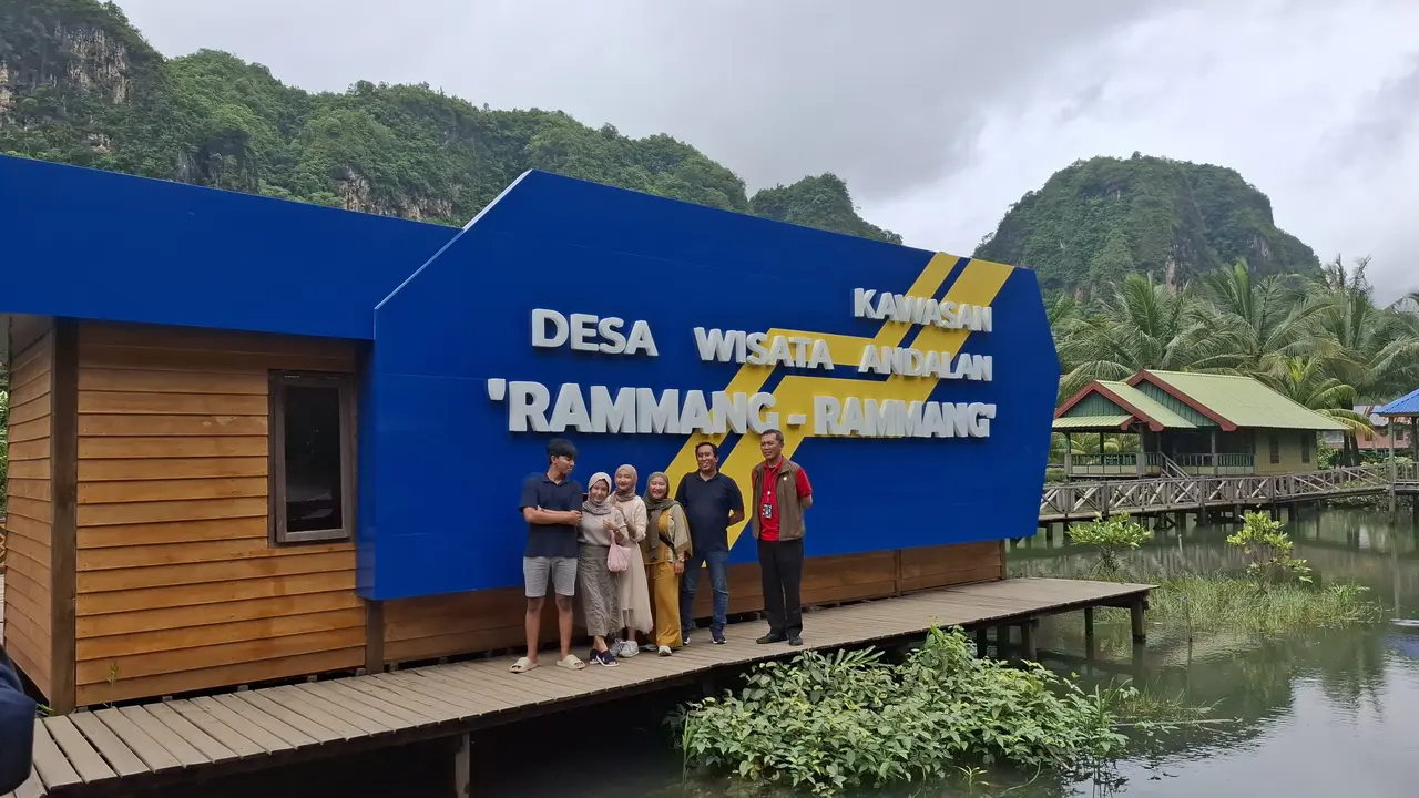 Direktur Poltekpar Makassar Herry Rachmat Widjaja bersama wisatawan (Liputan6.com/Fauzan)