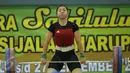 Lifter Jabar, Dewi Safitri mencoba mengangkat beban di kelas 53 kg PON XIX Jabar di Gelora Sabilulungan, Kab Bandung, Selasa (20/9/). Dewi Safitri meraih perak dengan total angkatan 184 Kg. (Liputan6.com/Helmi Fithriansyah)