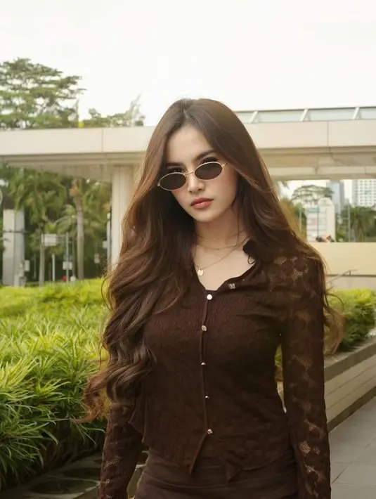 <p>Mahalini melengkapi serba coklatnya tersebut dengan mini skirt model ruffle. Semakin membuat tampilannya bak remaja. [@mahaliniraharja]</p>