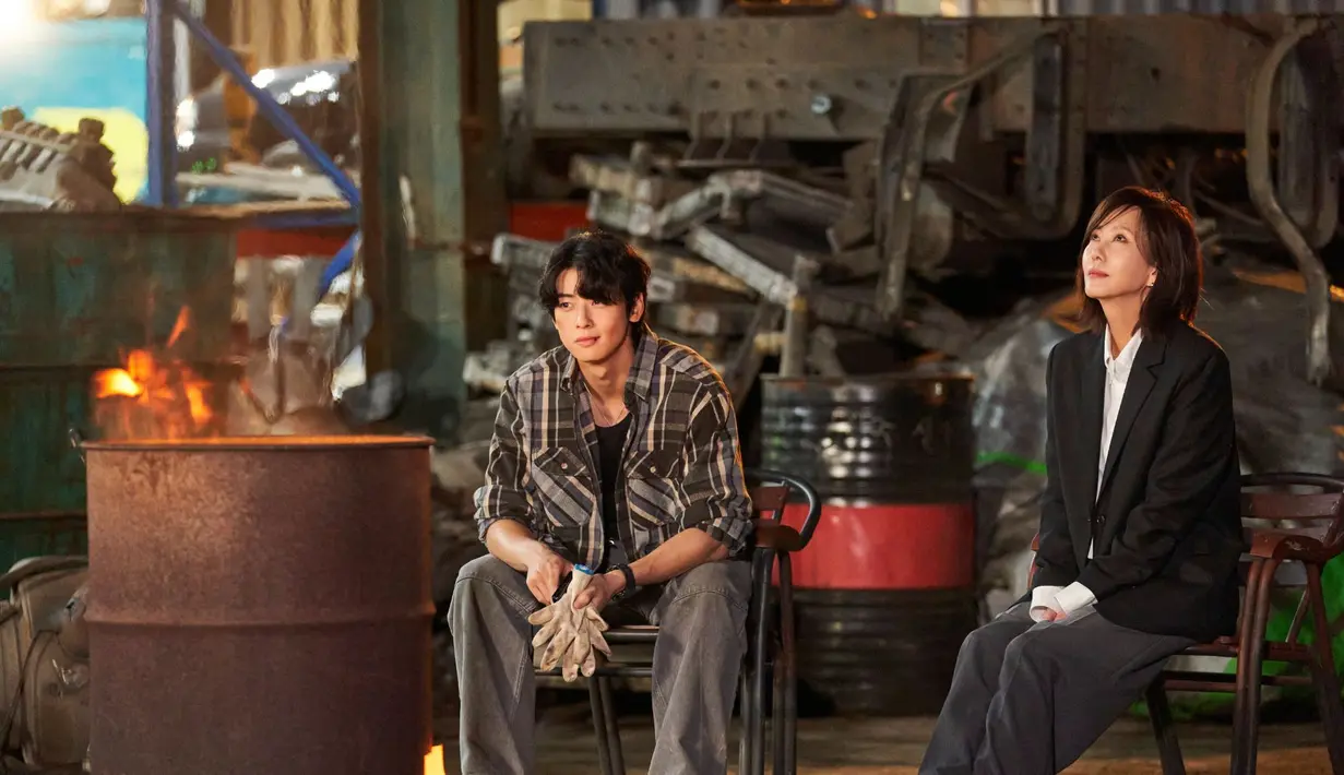 Cha Eun Woo dan Kim Nam Joo dalam serial Wonderful World. [Foto: Disney+ Hotstar]