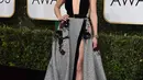 Istri Justin Timberlake, Jessica Biel, tampil memukau di karpet merah Golden Globe Awards 2017, California, dengan busana karya desainer Ellie Saab, Minggu (8/1). Bagian atas gaun ini terbuka hingga memperlihatkan belahan dadanya. (VALERIE MACON/AFP)