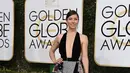 Istri Justin Timberlake, Jessica Biel, tampil memukau di karpet merah Golden Globe Awards 2017, California, dengan busana karya desainer Ellie Saab, Minggu (8/1). Bagian atas gaun ini terbuka hingga memperlihatkan belahan dadanya. (VALERIE MACON/AFP)