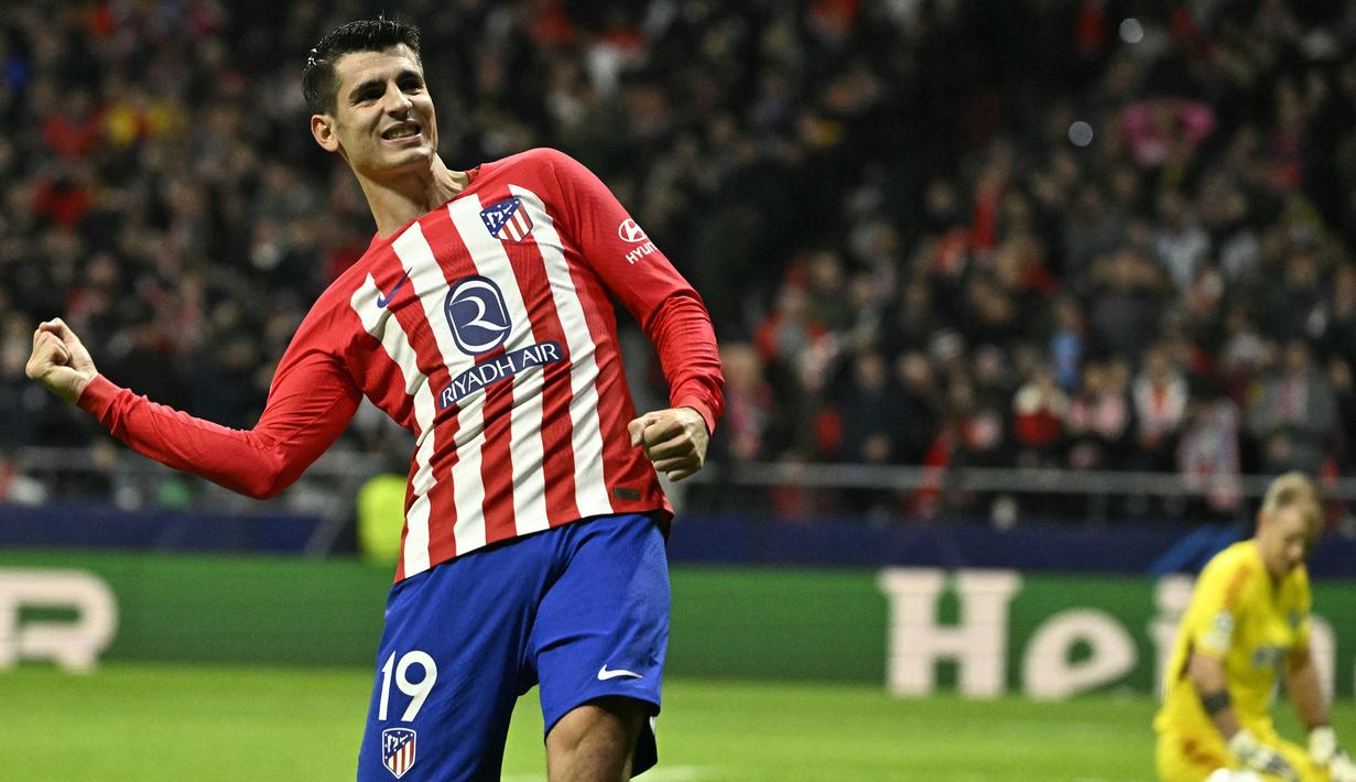 Alvaro Morata yang kini tengah menjalani musim kedua bersama Atletico Madrid juga total mencetak 5 gol dan 1 assist, namun ia melakukannya dari 6 laga karena selalu diturunkan oleh timnya di fase Grup E Liga Champions 2023/2024. Atletico Madrid yang mengoleksi total 14 poin lolos ke babak 16 besar sebagai juara Grup E mendampingi sang runner-up, Lazio yang mengoleksi 10 poin. (AFP/Javier Soriano)