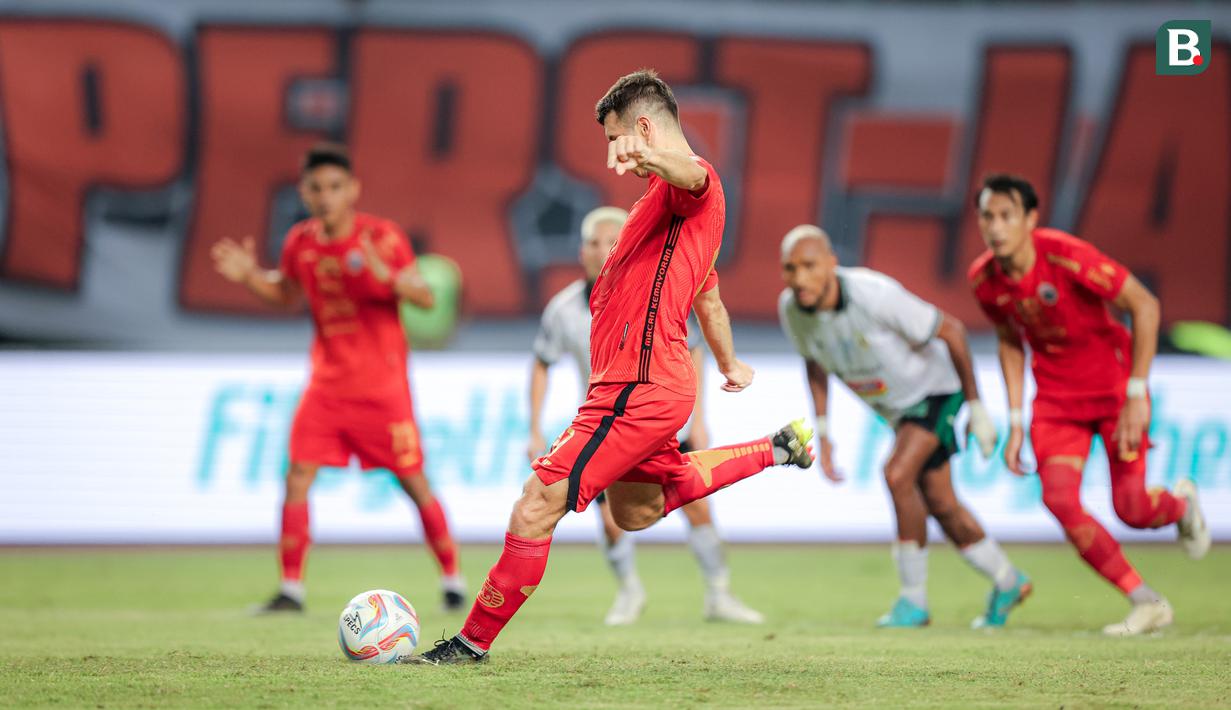 Ondrej Kudela yang dipercaya untuk mengambil tendangan penalti untuk Persija Jakarta berhasil melakukan tugasnya dengan sempurna dengan menjebol gawang PSS Sleman dalam pertandingan pekan ke-23 BRI Liga 1 2023/2024 di Stadion Patriot Chandra Bhaga, Bekasi, Sabtu (16/12/2023). (Bola.com/Bagaskara Lazuardi)