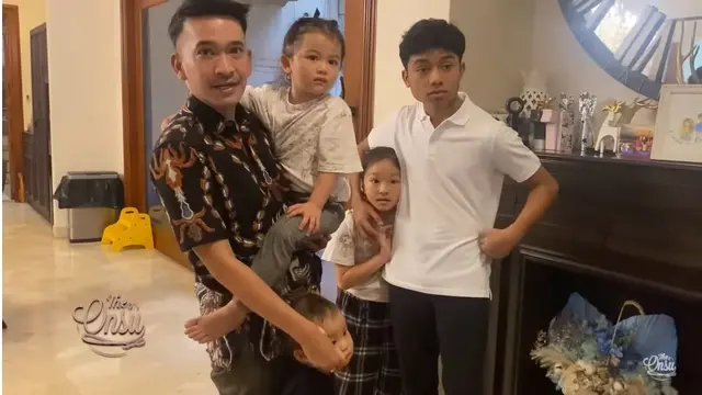 6 Potret Keluarga Ruben Onsu Sambut Kedatangan WayV, Siapkan Jajanan Jadul