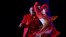 Penari salsa Kolombia, Maria Camila Giraldo (kanan) dan Victor Larrahondo tampil dalam Festival Salsa Dunia XII, di Cali, Kolombia (29/9). Dalam festival tari ini, para penari tampil seksi dan lincah. (AFP Photo/Luis Robayo)