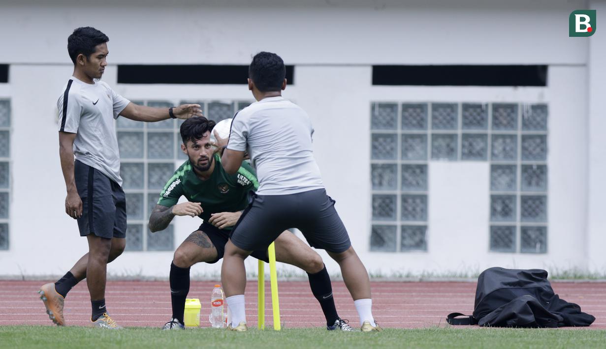 Pemain Timnas Indonesia, Stefano Lilipaly, saat mengikuti sesi latihan terpisah di Stadion Wibawa Mukti, Jawa Barat, Sabtu (3/11). Latihan ini merupakan persiapan jelang Piala AFF 2018. (Bola.com/M Iqbal Ichsan)