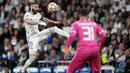 <p>Tertinggal satu gol di leg pertama, Real Madrid mencoba mengambil inisiatif serangan. Pasukan Carlo Ancelotti langsung tampil agresif sejak laga dimulai. (AP/Bernat Armangue)</p>