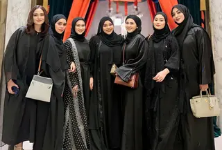 Geng Mamayu yang terdiri dari beberapa artis terlihat melakukan bukber kompak mengenakan outfit serba hitam. Diunggah melalui akun Instagram pribadi Aurel Hermansyah, ia terlihat mengenakan gamis dan hijab yang sama-sama berwarna hitam polos. [Foto: Instagram/aurelie.hermansyah]