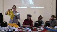 Kapolres Probolinggo AKBP Teuku Arsya Khadafi, tunjukan bukti kain kuning pembungkus Arca Ganesha yang ditemukan di lerang kawah Gunung Bromo (Istimewa)
