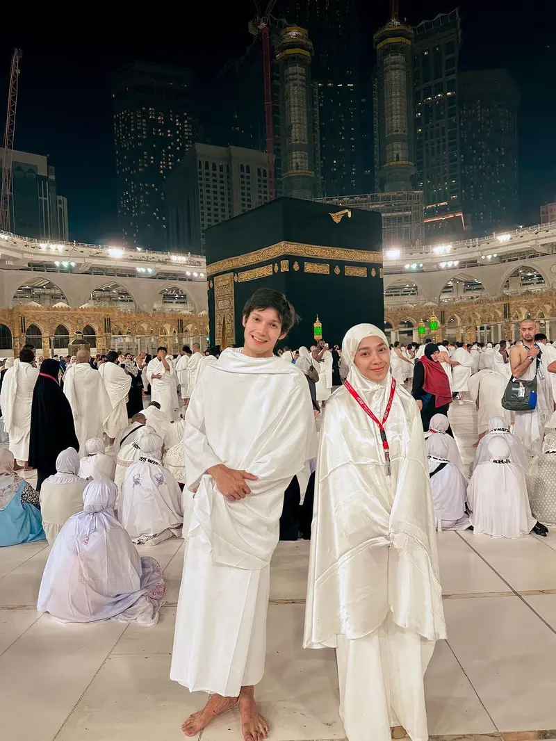 Potret Dinda Kirana Umrah Bareng Naufal Samudra, Penampilan Berhijab Banjir Pujian