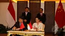 Presiden Jokowi (kanan belakang) dan Presiden RRT Xi Jinping menyaksikan penandatanganan MoU oleh Menteri BUMN dan Ketua Badan Perencanaan Pembangunan RRT di JCC, Rabu (22/4/2015). (Liputan6.com/Herman Zakharia)