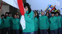 Kiper tim Futsal Putri Indonesia, Citra Adisti mencium bendera Merah Putih saat pelepasan di Makostrad, Jakarta, Kamis (10/8). Ketua Umum PSSI, Edy Rahmayadi resmi melepas Timnas U-22 dan Futsal berlaga di SEA Games 2017. (Liputan6.com/Helmi Fithriansyah)