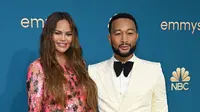 Chrissy Teigen dan John Legend menghadiri Emmy Awards ke-74 di Microsoft Theater, Los Angeles, California, Amerika Serikat (AS), 12 September 2022. (Robyn BECK/AFP)