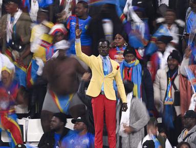 Seorang suporter Republik Demokratik Kongo mencuri perhatian saat mendukung timnya di Piala Afrika 2025. (AFP/Sebastien Bozon)