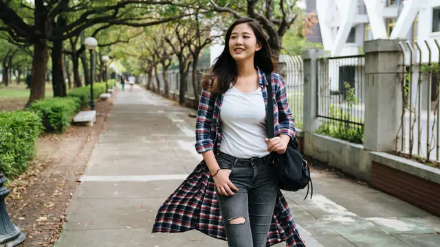 perempuan dan jalan percaya diri