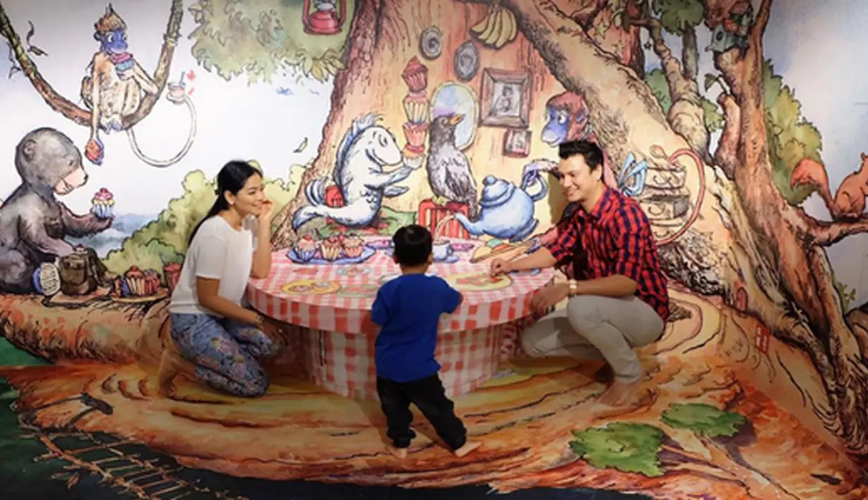 Kebahagiaan terpancar dari keluarga kecil ini. Pasangan ini bermain menemani anaknya, Juna. (Foto: Instagram/@titi_kamall)